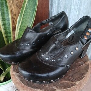 Stylish Dansko RYDER BLACK leather Studded Clogs Shoes Heels Size 8 Preloved